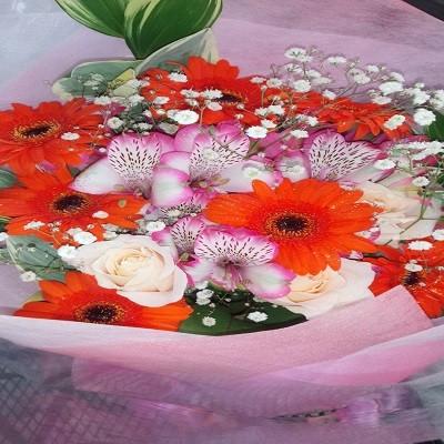 オレンジ色のガーベラをメインに！可愛らしいオレンジとピンク花束を贈り物に |  | 01