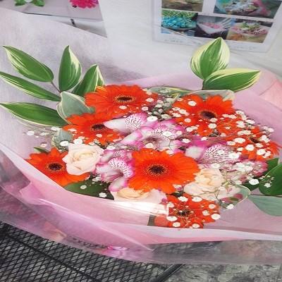 オレンジ色のガーベラをメインに！可愛らしいオレンジとピンク花束を贈り物に |  | 02