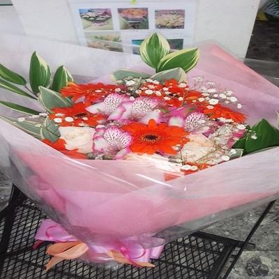 オレンジ色のガーベラをメインに！可愛らしいオレンジとピンク花束を贈り物に |  | 03