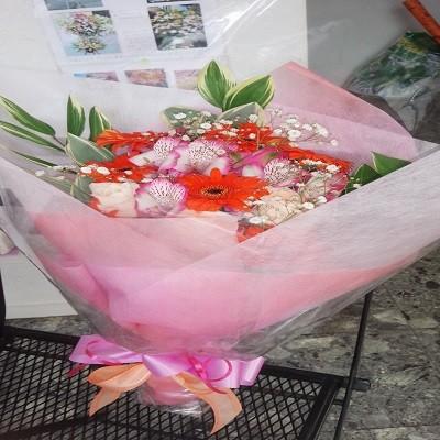 オレンジ色のガーベラをメインに！可愛らしいオレンジとピンク花束を贈り物に |  | 04