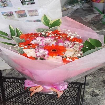 オレンジ色のガーベラをメインに！可愛らしいオレンジとピンク花束を贈り物に |  | 05