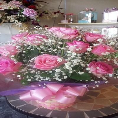 ドーム型のたくさんのカスミソウにピンクのバラの可愛らしいお花を贈り物に☆ |  | 01