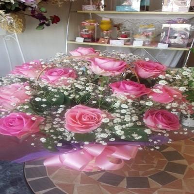 ドーム型のたくさんのカスミソウにピンクのバラの可愛らしいお花を贈り物に☆ |  | 03