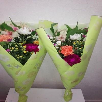 輪菊・小菊・カーネーションがメインの供花１対セット（２束） | 