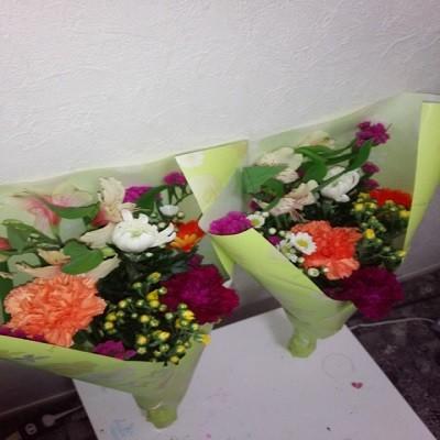 輪菊・小菊・カーネーションがメインの供花１対セット（２束） |  | 01