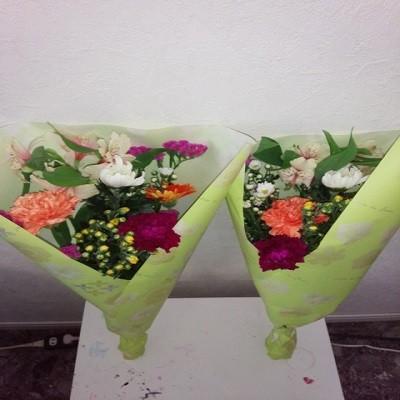 輪菊・小菊・カーネーションがメインの供花１対セット（２束） |  | 05