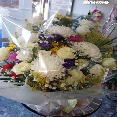 枕花・供花・お供え時などに白輪菊の籠アレンジを。 |  | 01