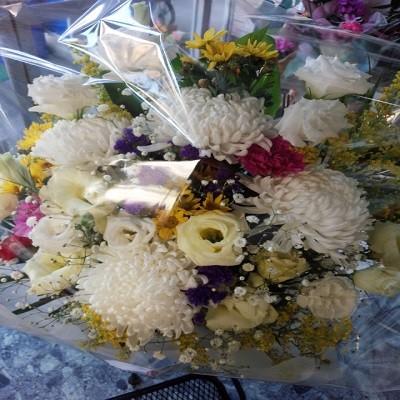 枕花・供花・お供え時などに白輪菊の籠アレンジを。 |  | 05