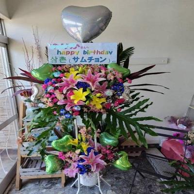 ピンクのゆりと季節のお花でハートのバルーン付きスタンド生花2段に！ | 