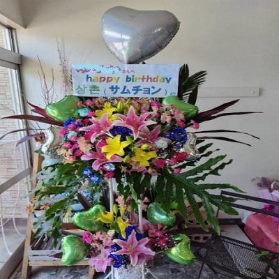 ピンクのゆりと季節のお花でハートのバルーン付きスタンド生花2段に！ |  | 01