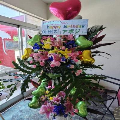 ピンクのゆりと季節のお花でハートのバルーン付きスタンド生花2段に！ |  | 06