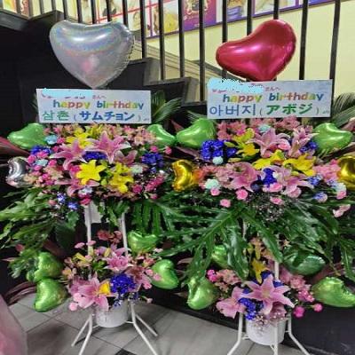 ピンクのゆりと季節のお花でハートのバルーン付きスタンド生花2段に！ |  | 07