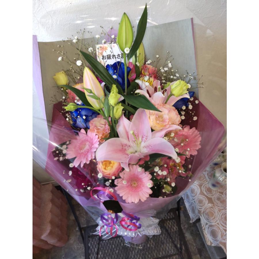 ボリュームあるピンクのユリ、可愛いらしいガーベラにブルーローズの花束。 | 