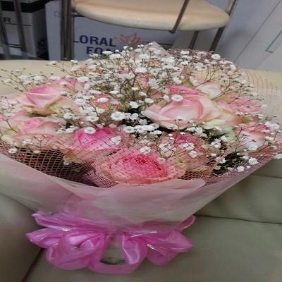 ２０本の薄ピンクのバラとたくさんのかすみ草いっぱいの花束を贈り物におすすめです！！ | 