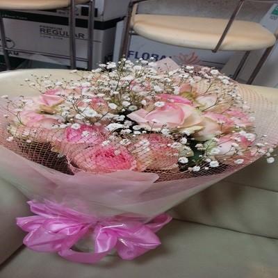 ２０本の薄ピンクのバラとたくさんのかすみ草いっぱいの花束を贈り物におすすめです！！ |  | 01