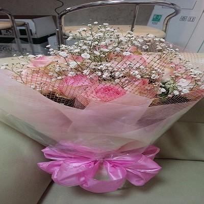 ２０本の薄ピンクのバラとたくさんのかすみ草いっぱいの花束を贈り物におすすめです！！ |  | 02