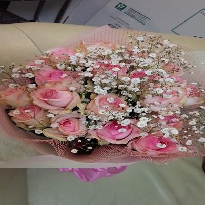２０本の薄ピンクのバラとたくさんのかすみ草いっぱいの花束を贈り物におすすめです！！ |  | 03