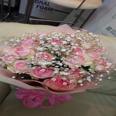 ２０本の薄ピンクのバラとたくさんのかすみ草いっぱいの花束を贈り物におすすめです！！ |  | 04