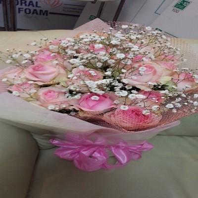 ２０本の薄ピンクのバラとたくさんのかすみ草いっぱいの花束を贈り物におすすめです！！ |  | 05