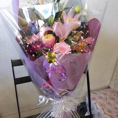 ボリュームあるピンクのユリ、可愛いらしいガーベラにブルーローズの花束。 |  | 10