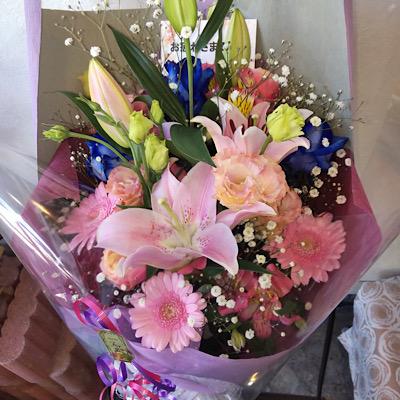 ボリュームあるピンクのユリ、可愛いらしいガーベラにブルーローズの花束。 |  | 11