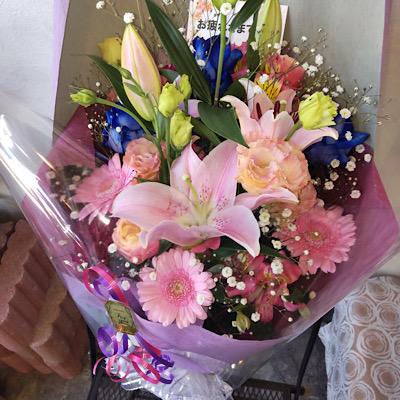 ボリュームあるピンクのユリ、可愛いらしいガーベラにブルーローズの花束。 |  | 12