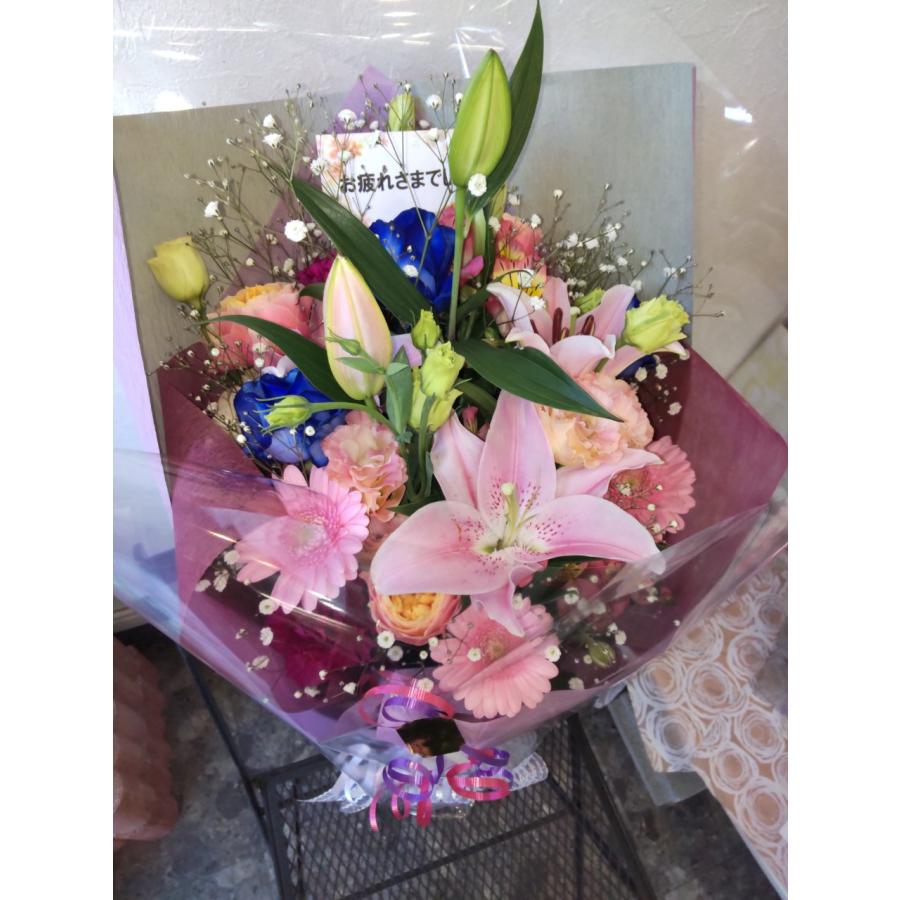 ボリュームあるピンクのユリ、可愛いらしいガーベラにブルーローズの花束。 |  | 02