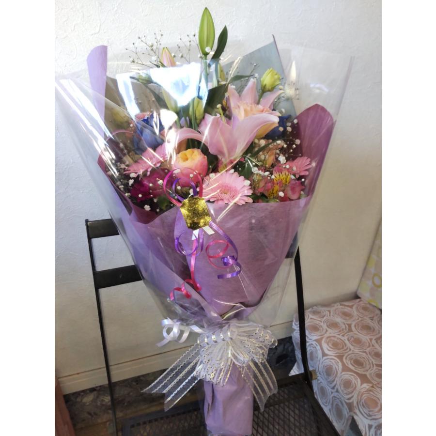 ボリュームあるピンクのユリ、可愛いらしいガーベラにブルーローズの花束。 |  | 03