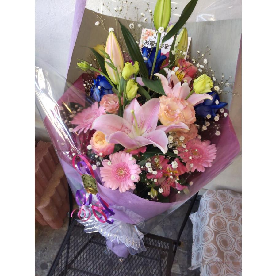 ボリュームあるピンクのユリ、可愛いらしいガーベラにブルーローズの花束。 |  | 04