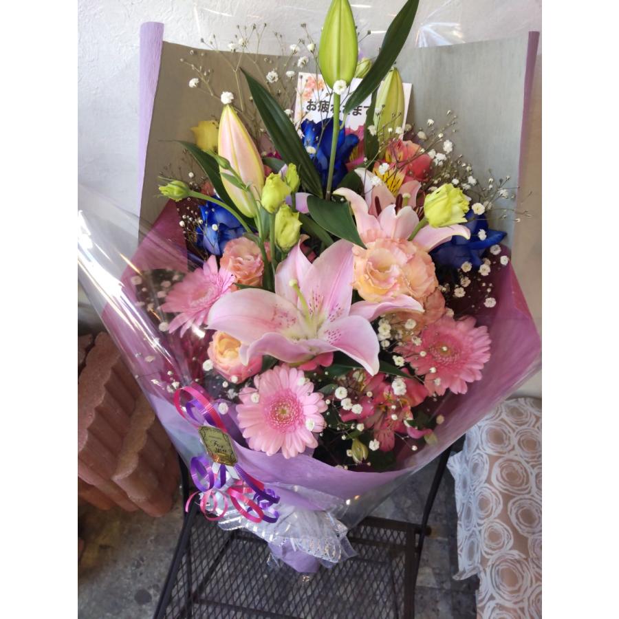 ボリュームあるピンクのユリ、可愛いらしいガーベラにブルーローズの花束。 |  | 05