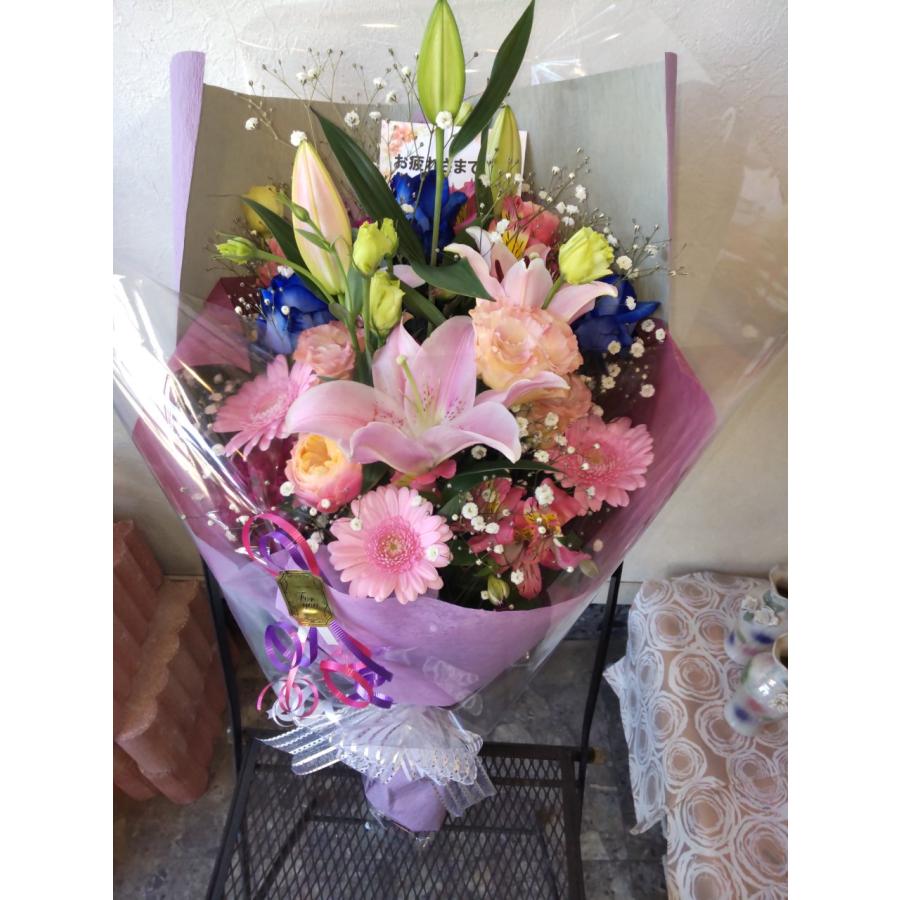 ボリュームあるピンクのユリ、可愛いらしいガーベラにブルーローズの花束。 |  | 06