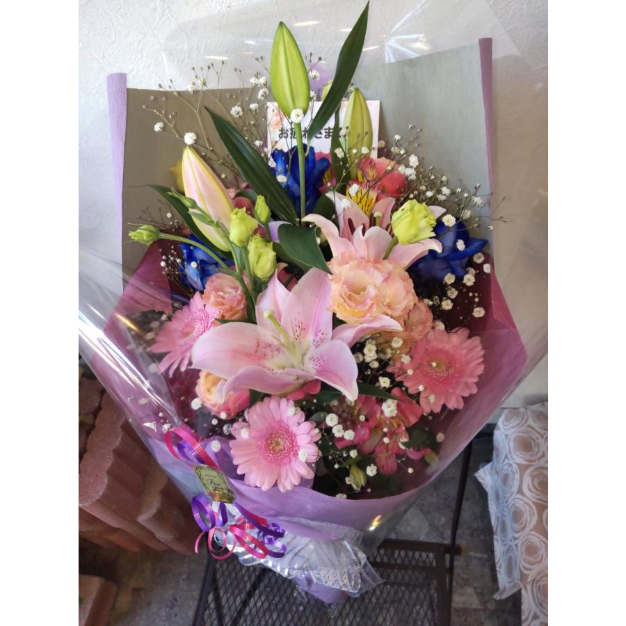 ボリュームあるピンクのユリ、可愛いらしいガーベラにブルーローズの花束。 |  | 07