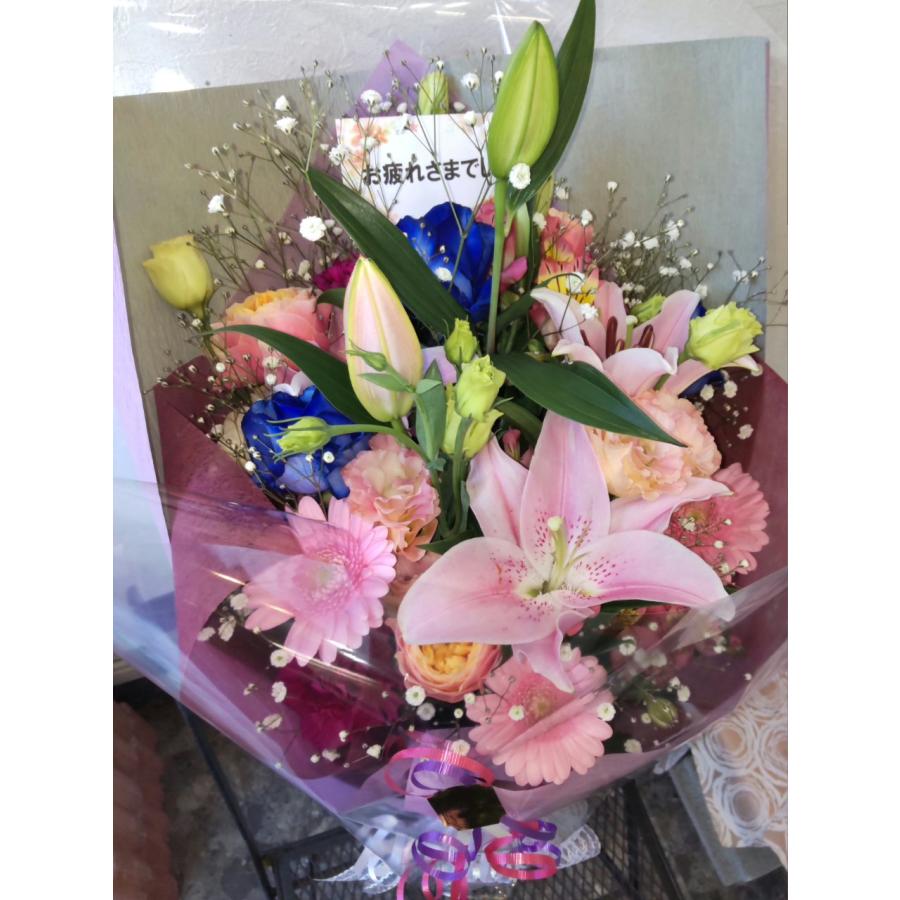 ボリュームあるピンクのユリ、可愛いらしいガーベラにブルーローズの花束。 |  | 08