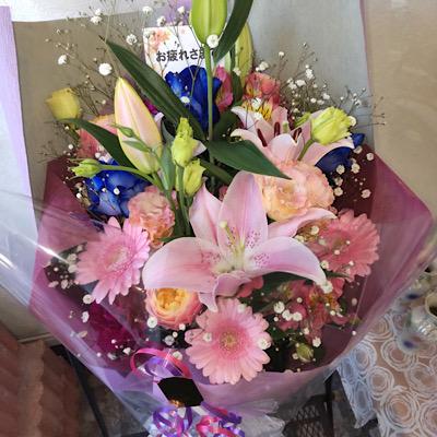 ボリュームあるピンクのユリ、可愛いらしいガーベラにブルーローズの花束。 |  | 09