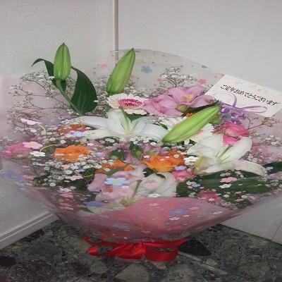 女性に喜ばれる白いカスミソウとカサブランカの可愛らしい花束を贈り物に！ | 