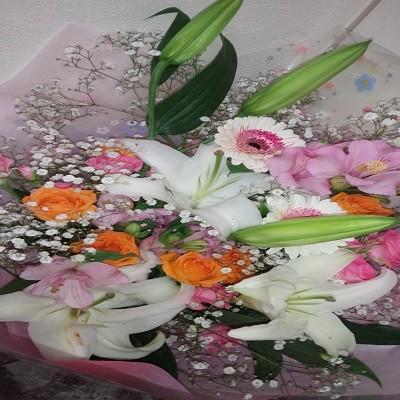 女性に喜ばれる白いカスミソウとカサブランカの可愛らしい花束を贈り物に！ |  | 01