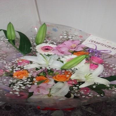 女性に喜ばれる白いカスミソウとカサブランカの可愛らしい花束を贈り物に！ |  | 02