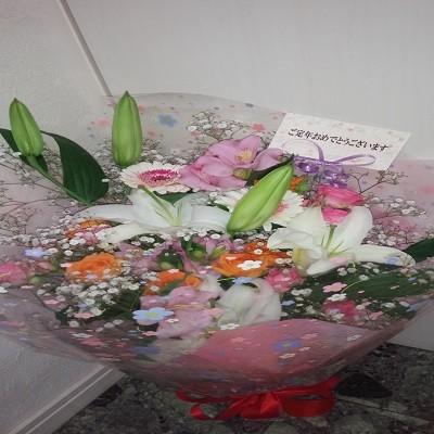 女性に喜ばれる白いカスミソウとカサブランカの可愛らしい花束を贈り物に！ |  | 03