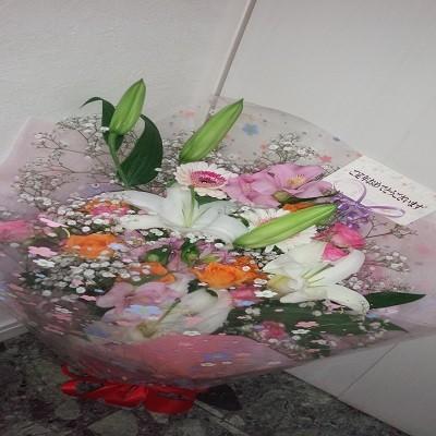 女性に喜ばれる白いカスミソウとカサブランカの可愛らしい花束を贈り物に！ |  | 04