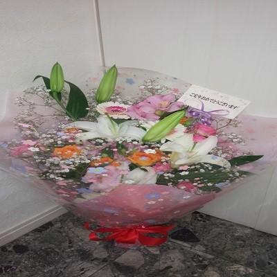 女性に喜ばれる白いカスミソウとカサブランカの可愛らしい花束を贈り物に！ |  | 05