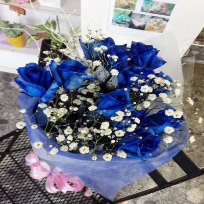 １本￥720円！【10本以上〜のご注文です】☆青いバラ（ブルーローズ）とカスミソウとラメちりばめてキラキラとした花束！ |  | 06