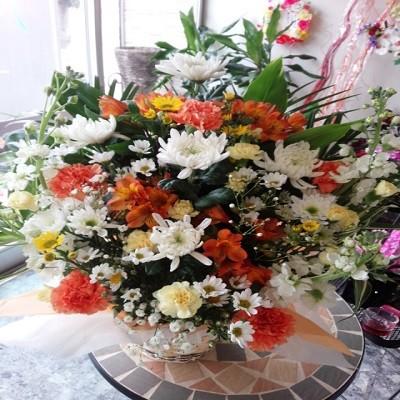 オレンジ色の好な方へお悔みの花籠アレンジ | 