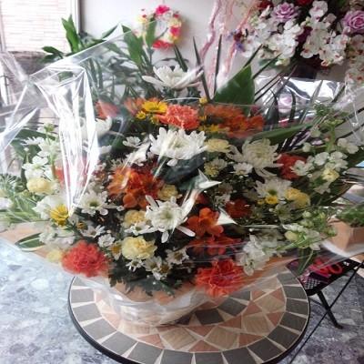 オレンジ色の好な方へお悔みの花籠アレンジ |  | 01