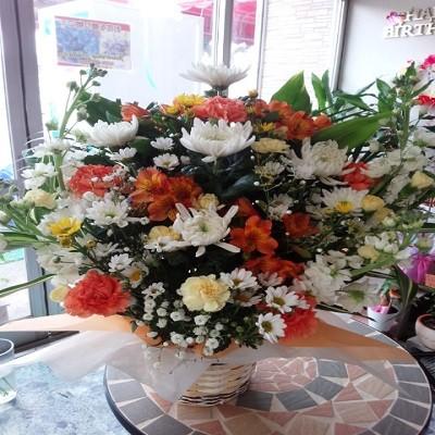 オレンジ色の好な方へお悔みの花籠アレンジ |  | 02