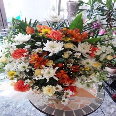 オレンジ色の好な方へお悔みの花籠アレンジ |  | 03