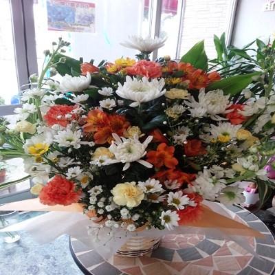 オレンジ色の好な方へお悔みの花籠アレンジ |  | 04