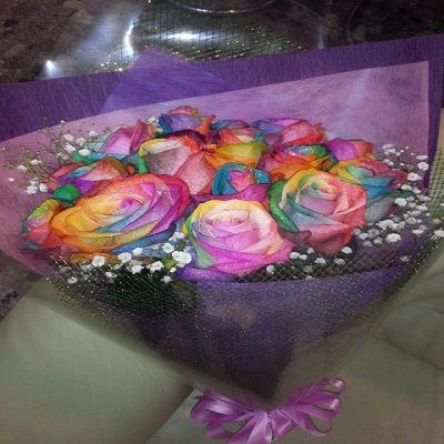 10本のレインボーローズとカスミソウの花束を特別な日のサプライズの贈り物に！（*^_^*） | 