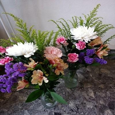 白輪菊に、カーネーション・アルストロメリア・スターチス・季節の葉物の花束です。 |  | 01