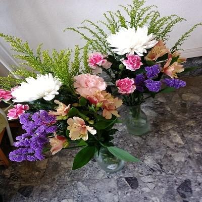 白輪菊に、カーネーション・アルストロメリア・スターチス・季節の葉物の花束です。 |  | 02