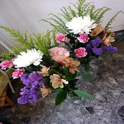 白輪菊に、カーネーション・アルストロメリア・スターチス・季節の葉物の花束です。 |  | 03